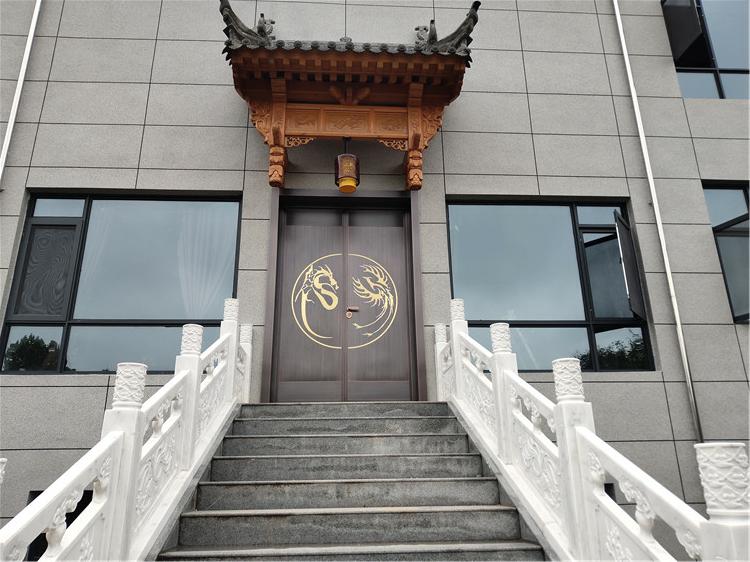 后门——对开铜门继承了传统的纯中式的风格