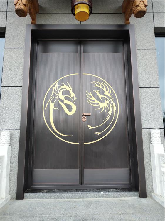 后门——对开铜门继承了传统的纯中式的风格
